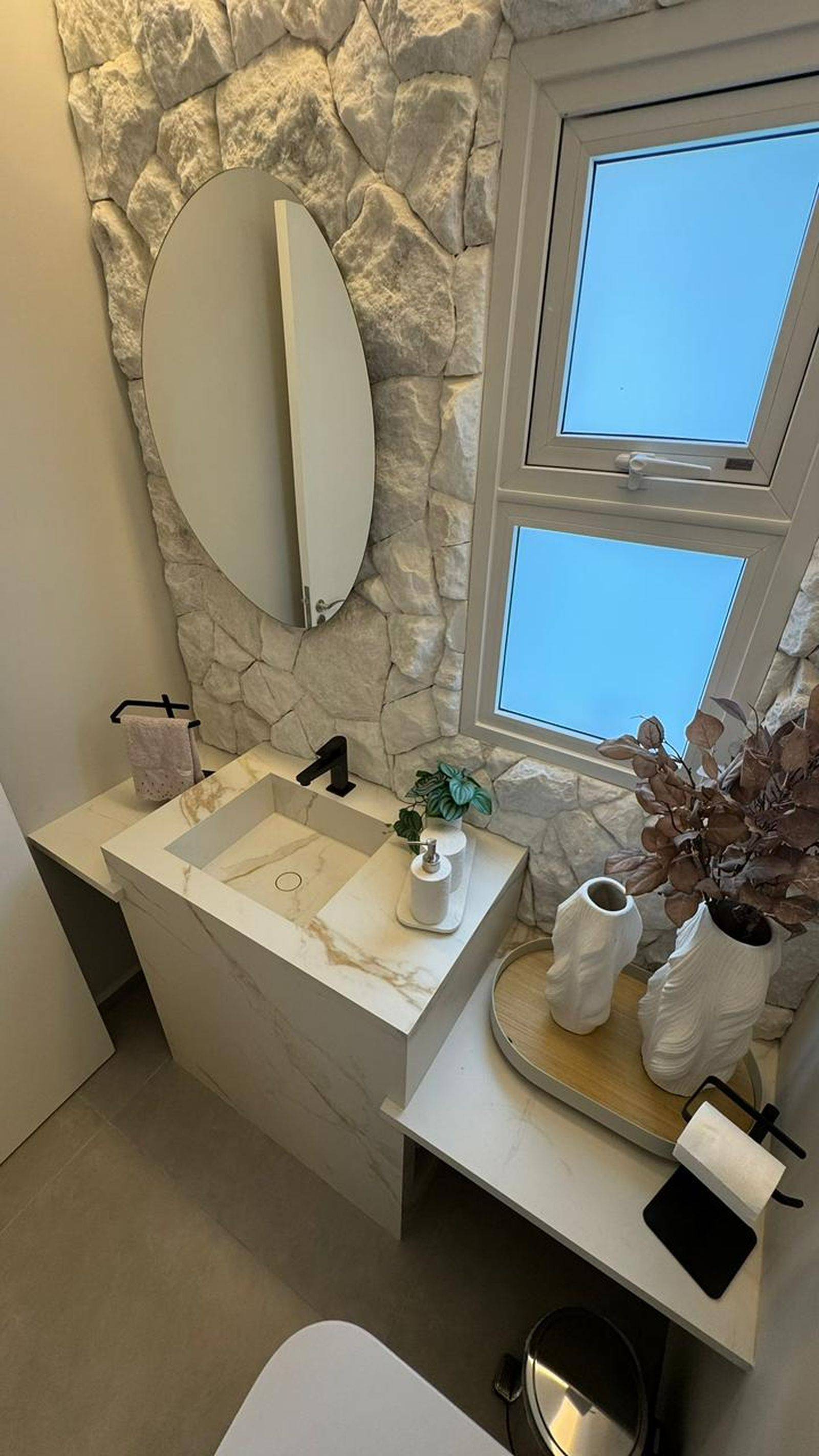 Cuba em lâmina ultracompacta com cortes em 45 graus e acabamento premium.